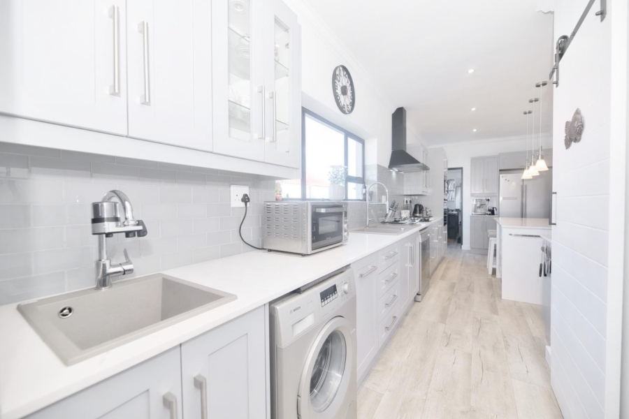 To Let 3 Bedroom Property for Rent in Northcliff Western Cape